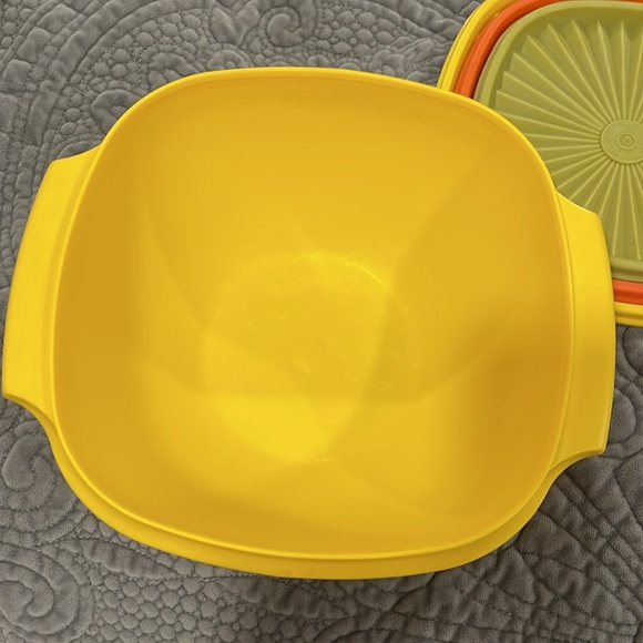 Vintage Tupperware Servalier bowls and lids. Great condition. Set of three - Picture 4 of 13